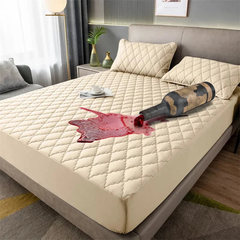 Protetor de colchão bege matelado sobre a cama, com líquido vermelho derramado na superfície