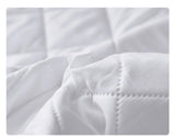 Detalhe das costuras e do acabamento matelado do protetor de colchão impermeável branco